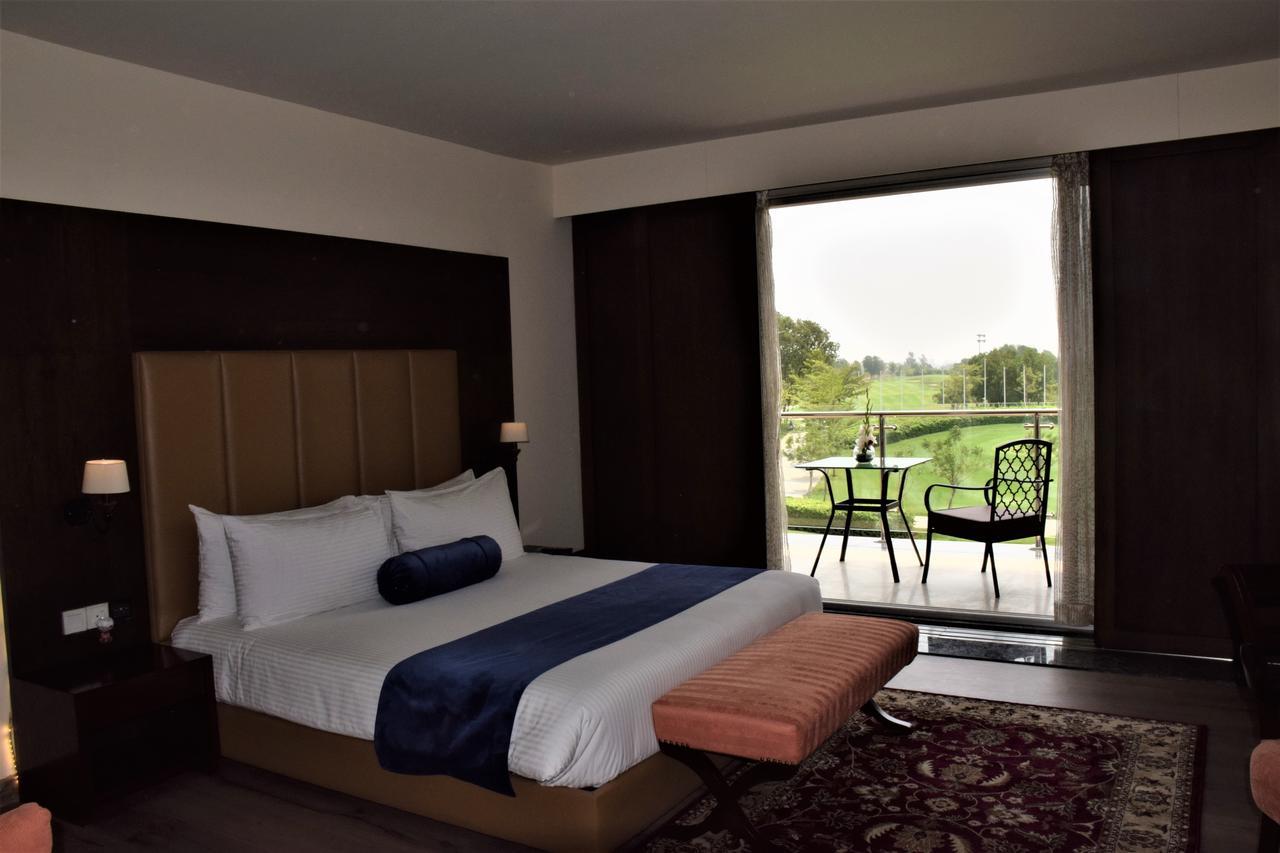 Отель Defence Raya Golf & Country Club Лахор Экстерьер фото